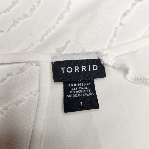Torrid Blouse Top White Floral Sheer Lightweight Flowy Assymetrical Hem sz 1X - Picture 4 of 5